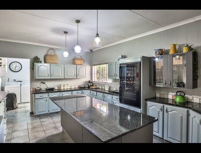 11 BEDROOM GUEST HOUSE FOR SALE IN PROTEA PARK